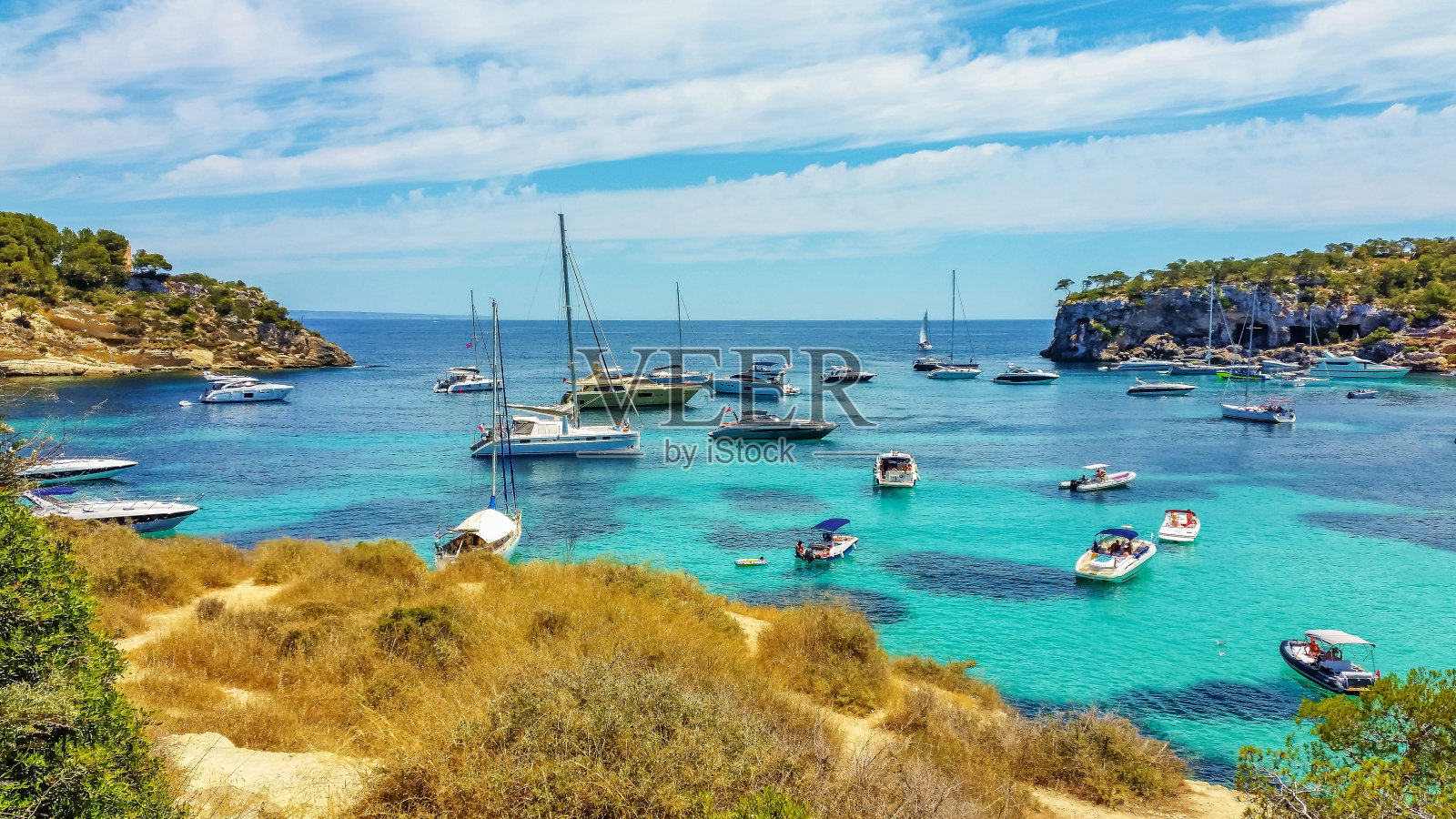 清澈湛蓝的海洋和港口的船只照片摄影图片