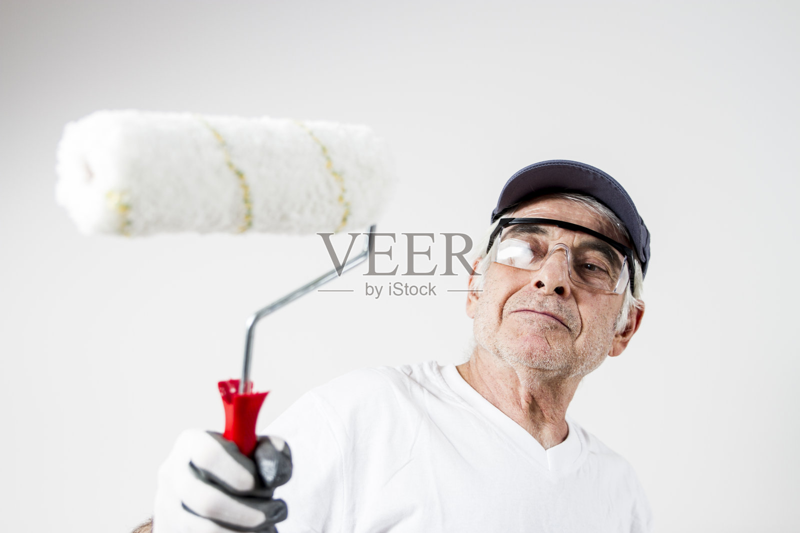 滚筒式墙面油漆工照片摄影图片