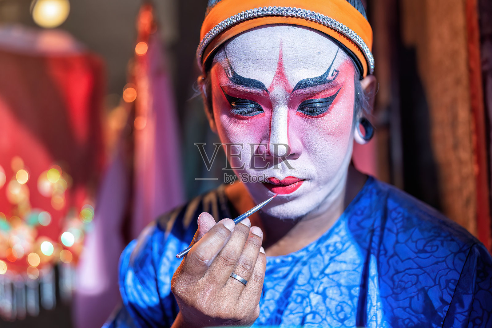 中国戏曲演员在剧院后台表演前化妆照片摄影图片