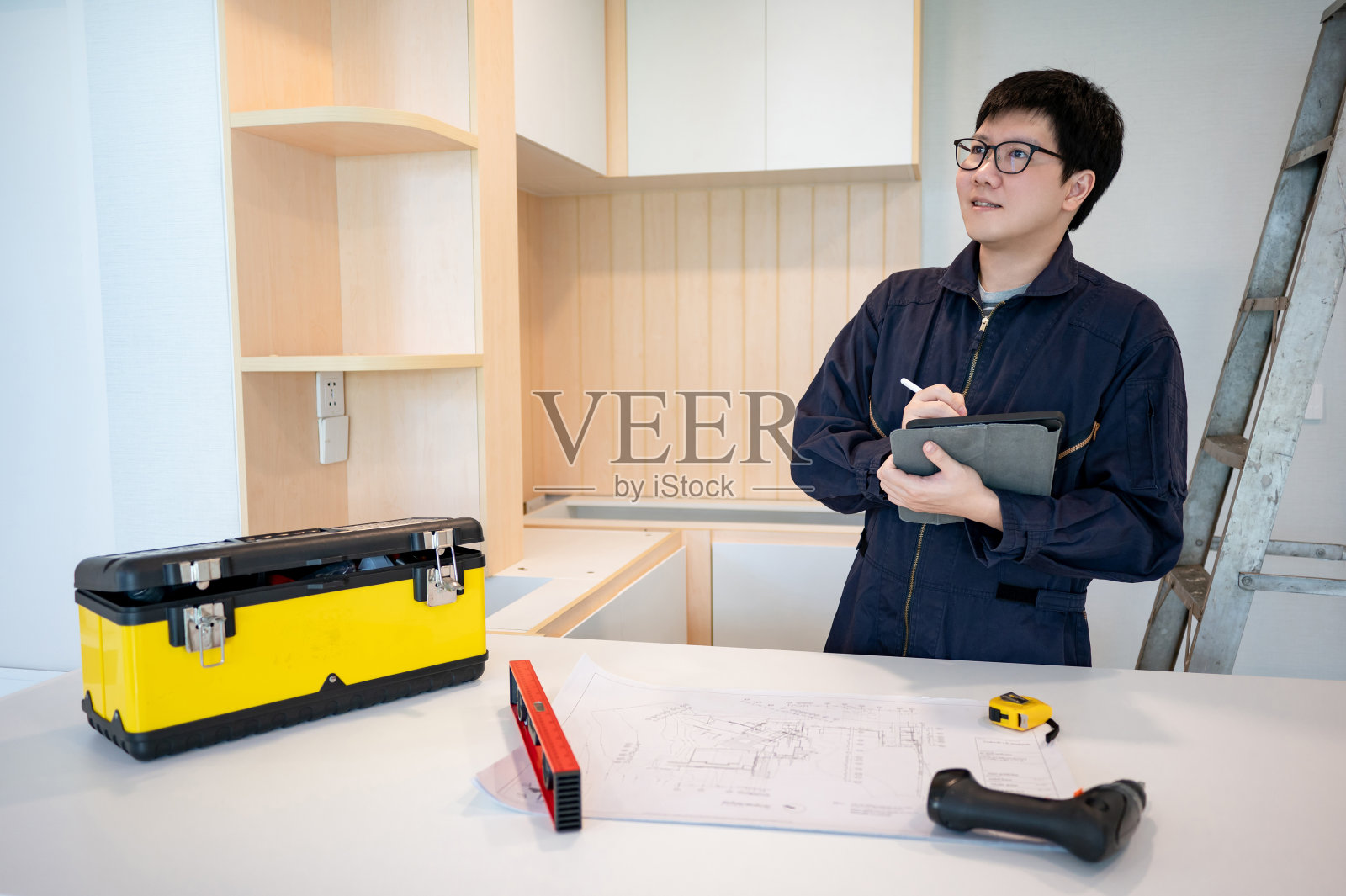 室内手工工人使用施工工具照片摄影图片