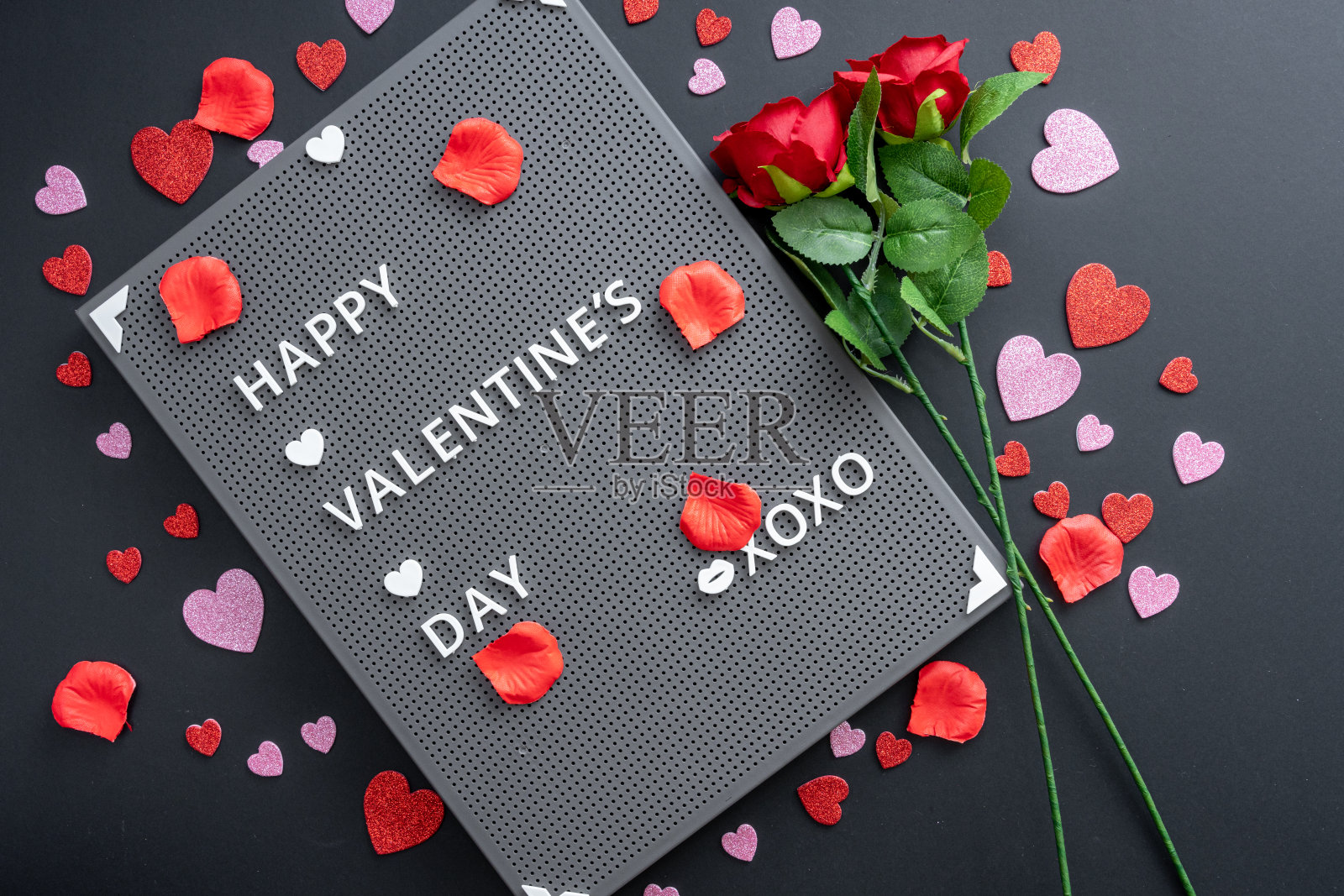 美丽的情人节背景与红色的心和红玫瑰的黑色横幅背景。照片摄影图片