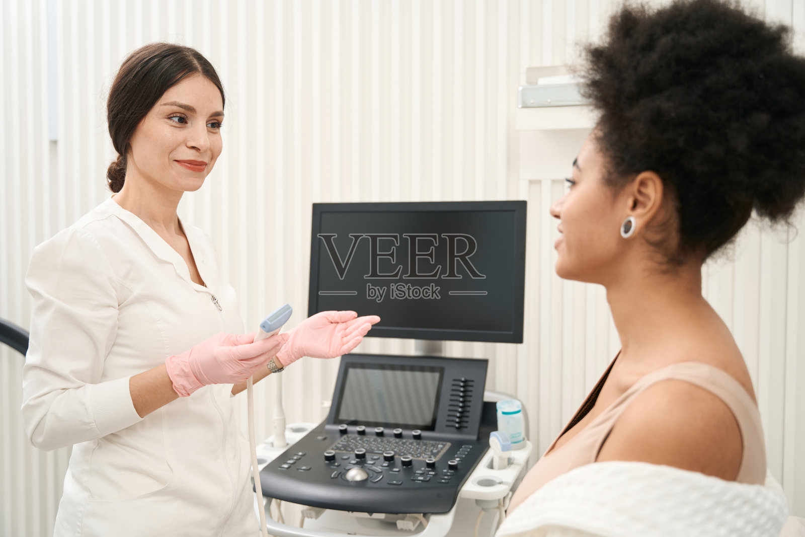 女性在私人诊所开始治疗前进行检查照片摄影图片