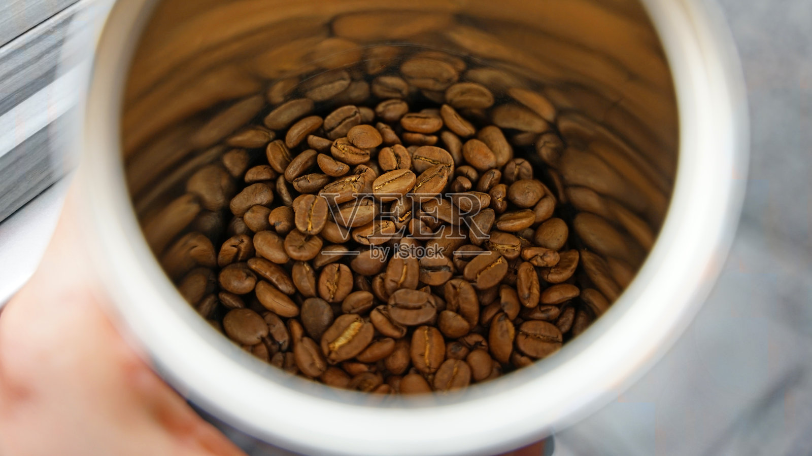 优质的烘焙阿拉比卡咖啡豆镜像在咖啡储存罐照片摄影图片