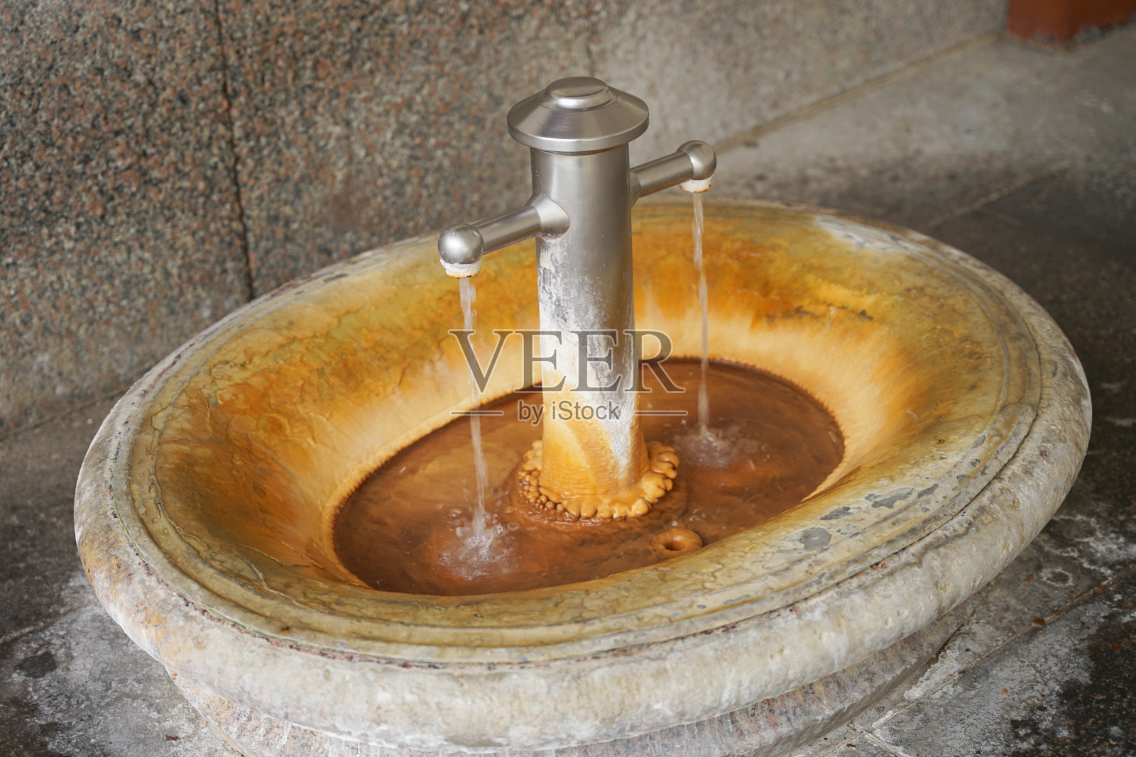 捷克共和国卡罗维发利，用于医疗的热矿泉水饮用喷泉照片摄影图片