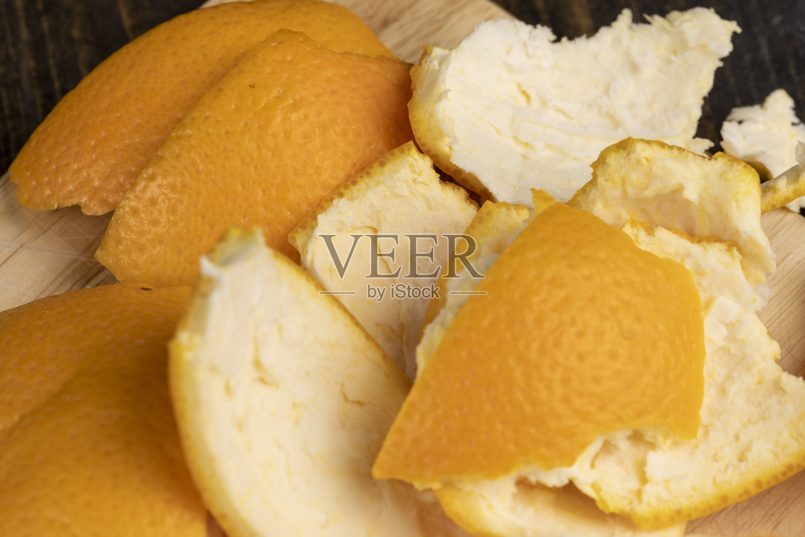 在板子上剥去橘子皮照片摄影图片