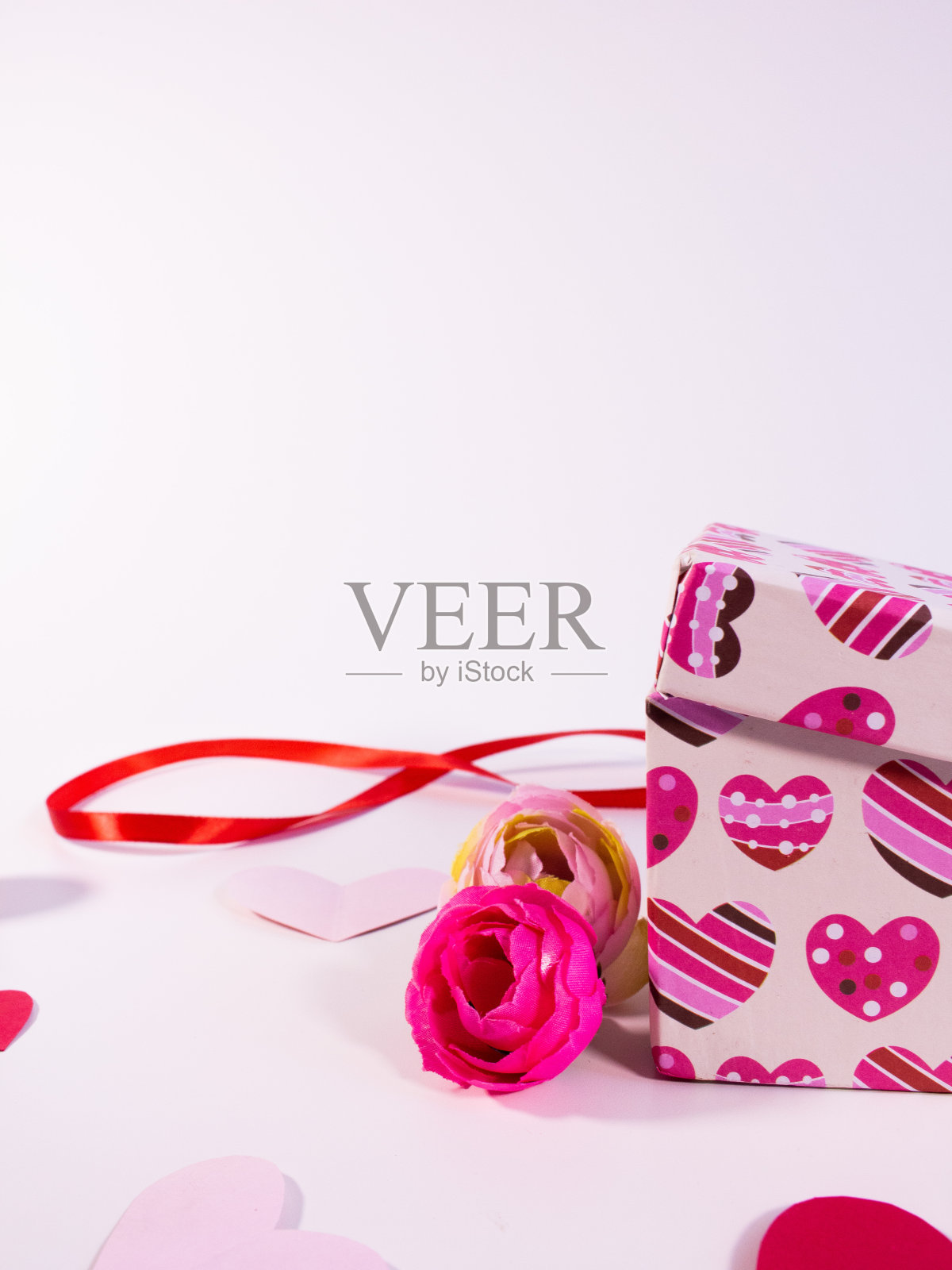 心形粉色礼盒图案。背景留白。照片摄影图片