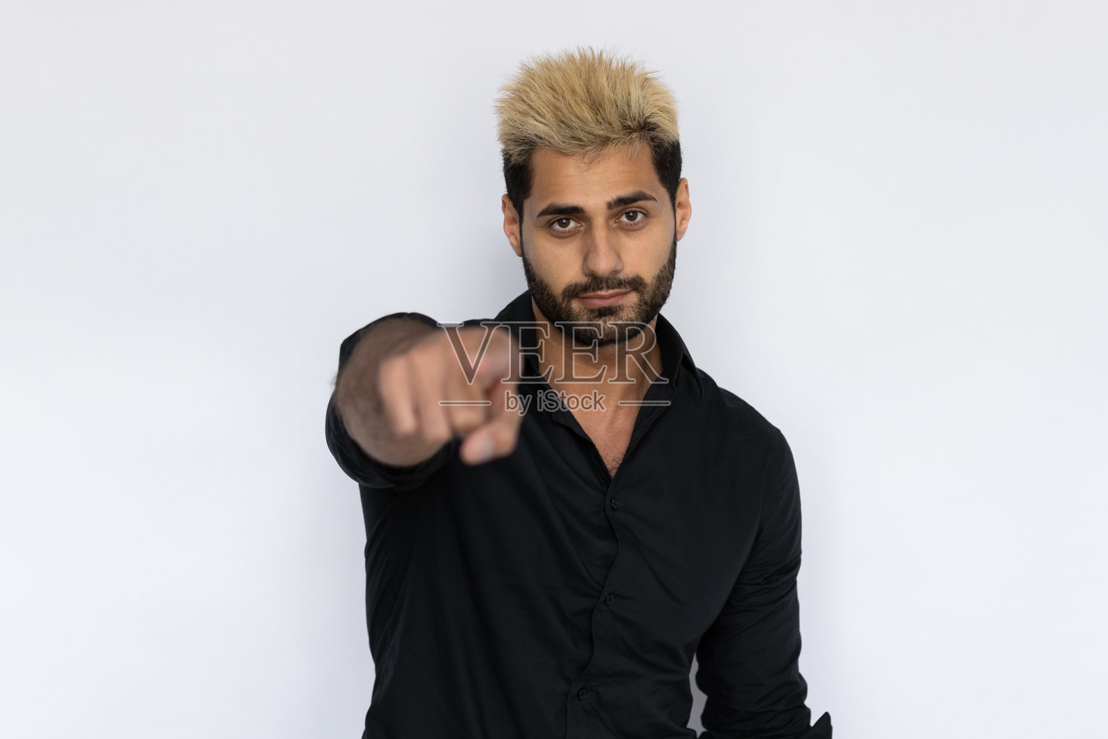 自信的商人指着相机照片摄影图片