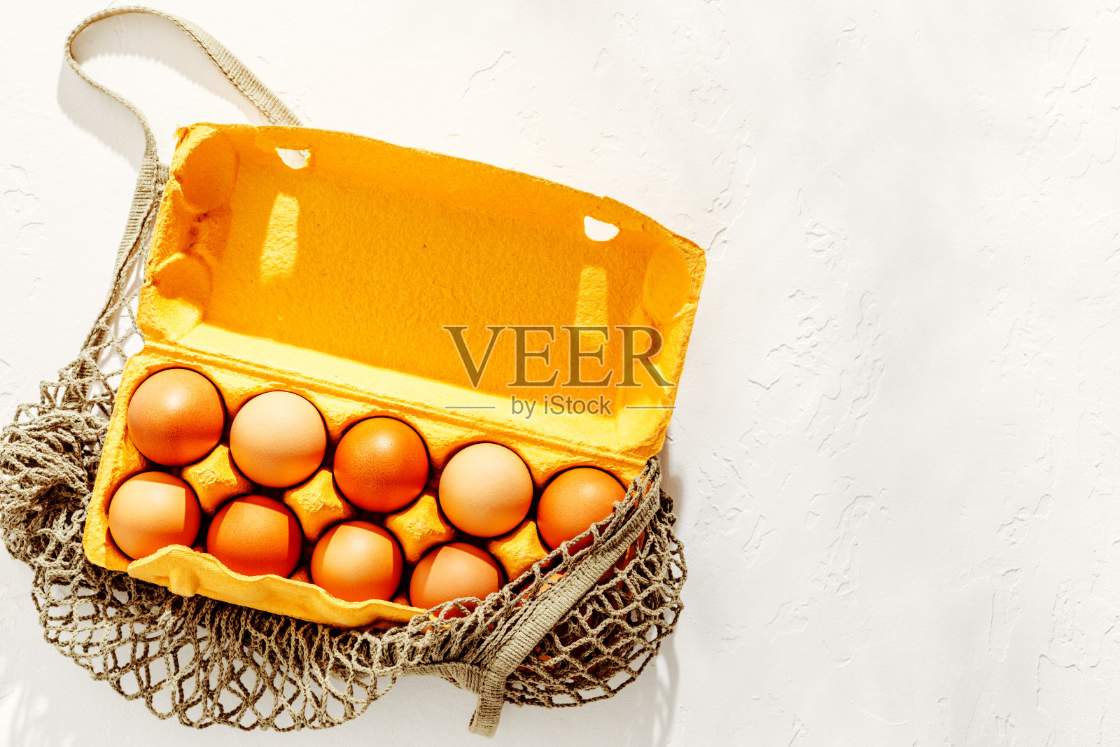 鸡蛋在回收纸板托盘复制空间上的白色纹理照片摄影图片