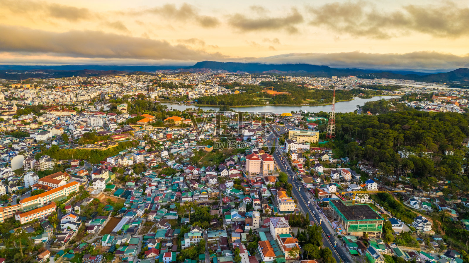 越南大叻市宣香湖鸟瞰图。照片摄影图片