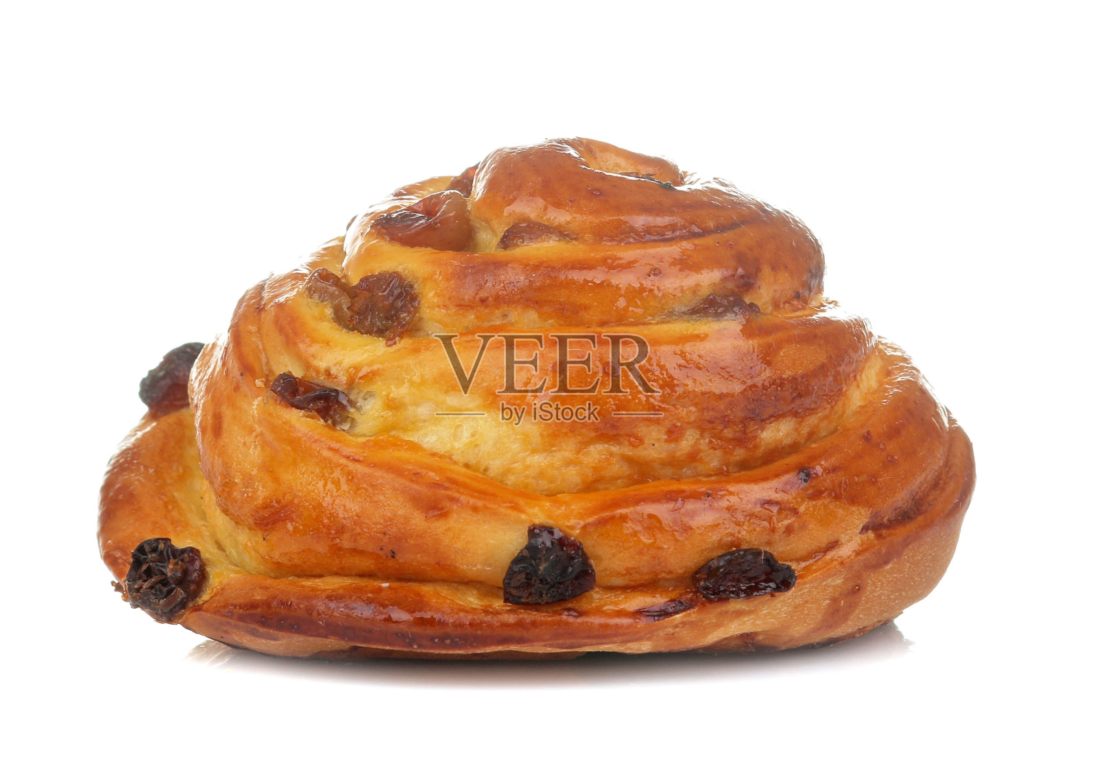 白色背景上有葡萄干的美味小面包。新鲜的面包店。特写镜头。照片摄影图片