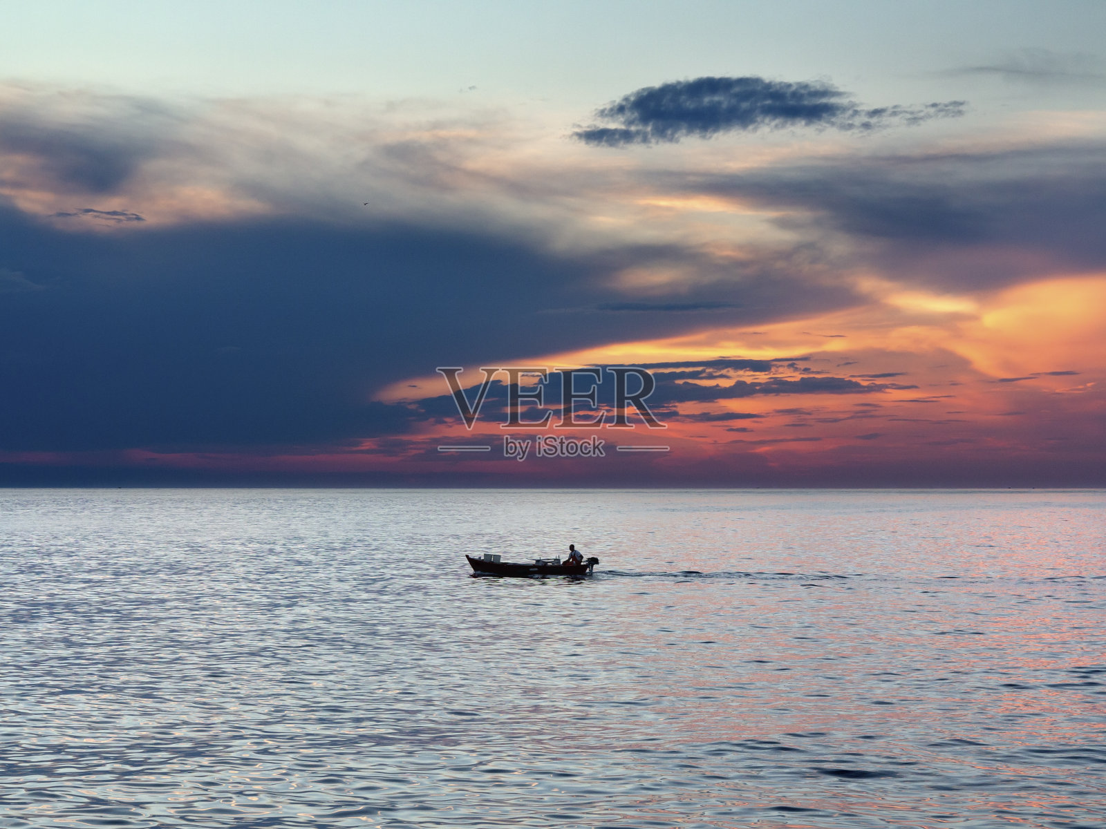 克罗地亚罗维尼夜晚的船只照片摄影图片