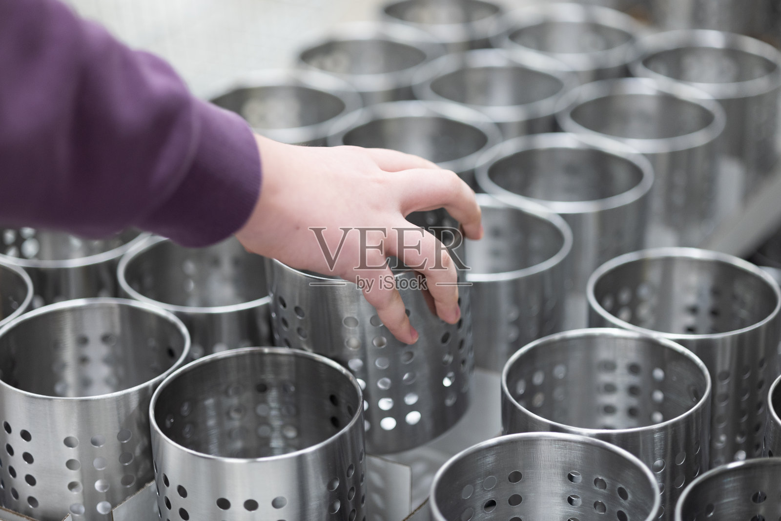 手选择餐具容器照片摄影图片