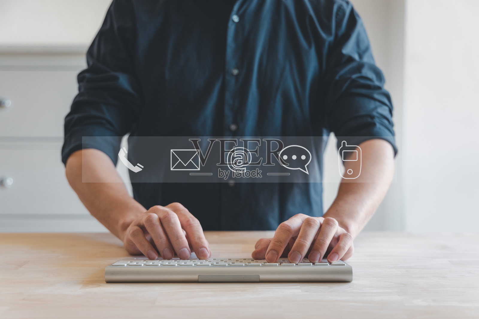 联系我们或客户支持热线人员连接。商人使用笔记本电脑，触摸虚拟屏幕联系人图标(电子邮件，地址，实时聊天，互联网wifi)。照片摄影图片