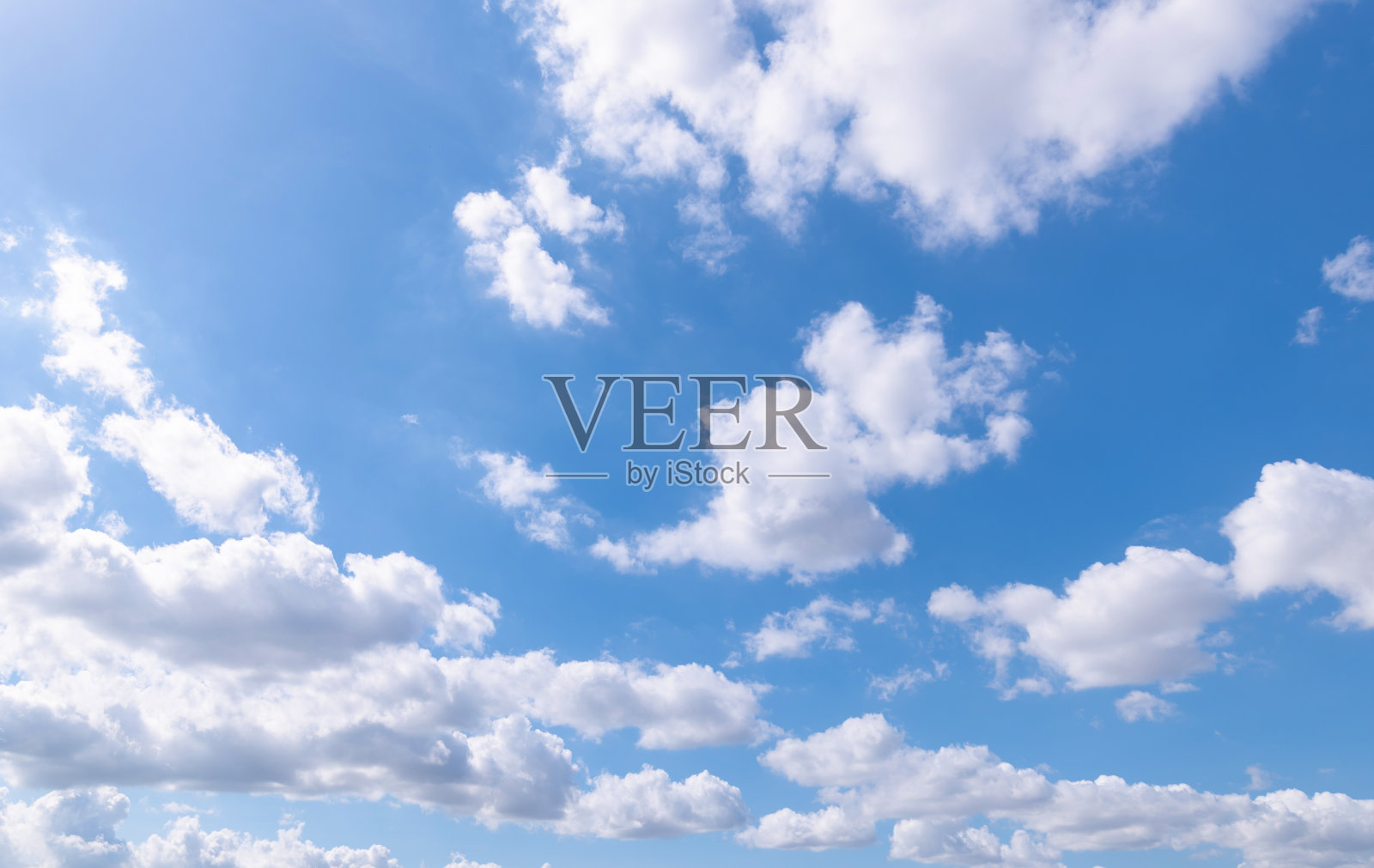 全景清晰的蓝天和云，蓝天背景与微小的云。蓝色的天空中白云飘飘。照片摄影图片