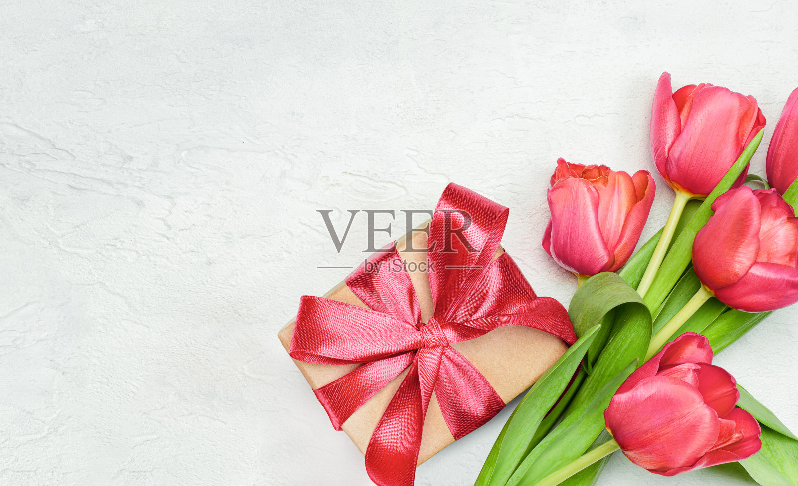 一束郁金香和礼盒照片摄影图片