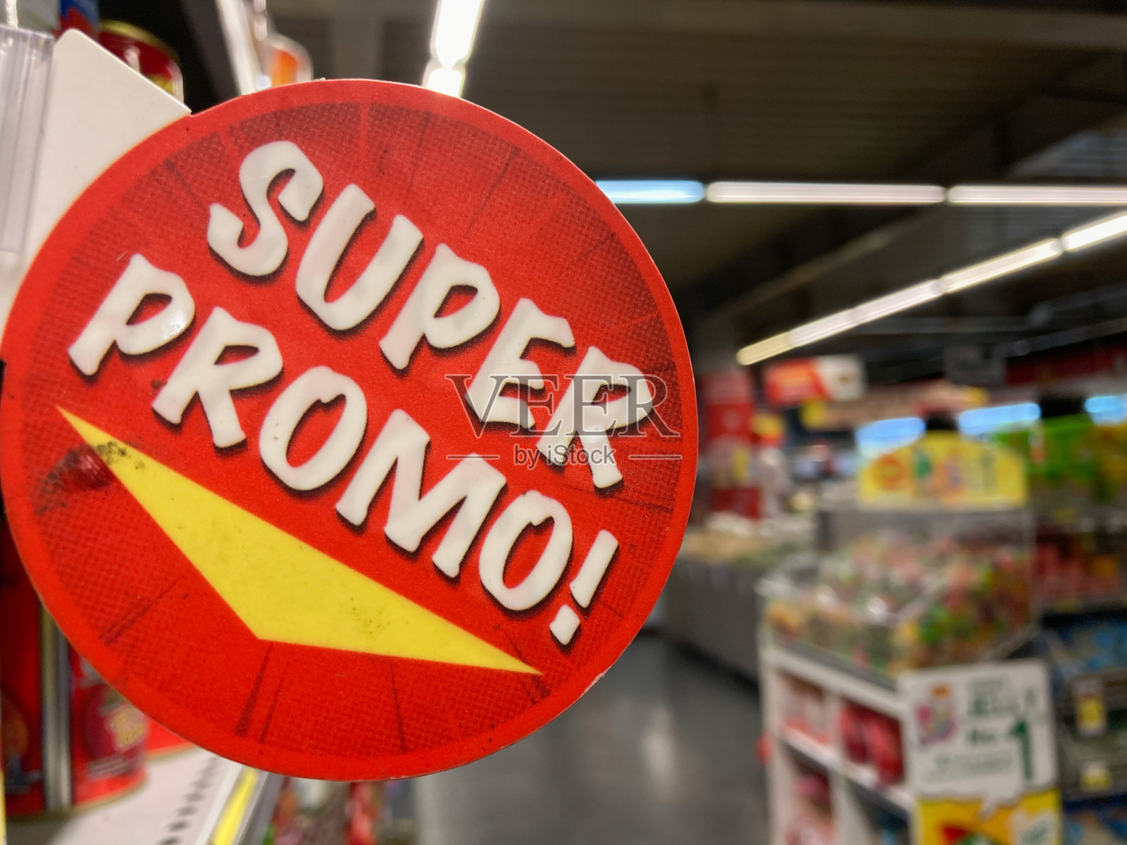 超级促销标签在超市货架上照片摄影图片