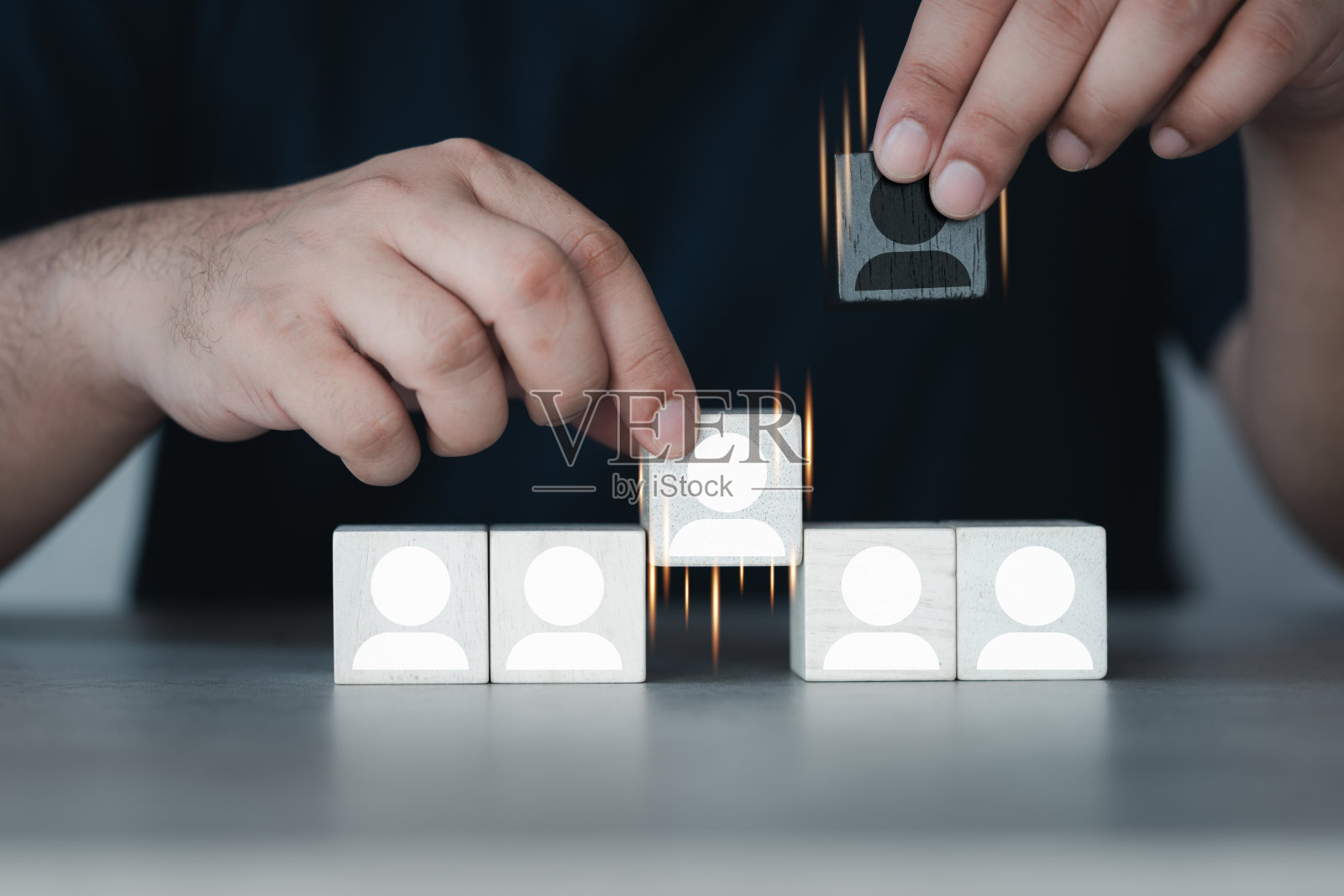 更换有毒员工，从员工团队中移除，并增加新员工。创建业务团队来执行任务的概念。照片摄影图片