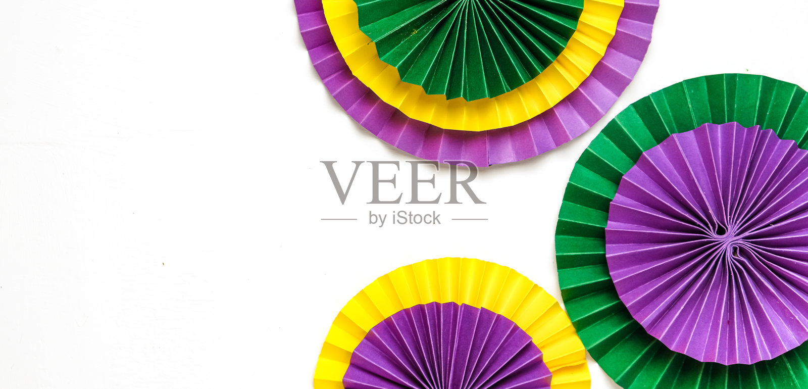 狂欢节。节日的狂欢节化妆舞会，威尼斯面具扇在紫色的背景。查看上面，狂欢节背景复制空间狂欢节快乐。油腻星期二嘉年华质地金黄，绿色紫色照片摄影图片