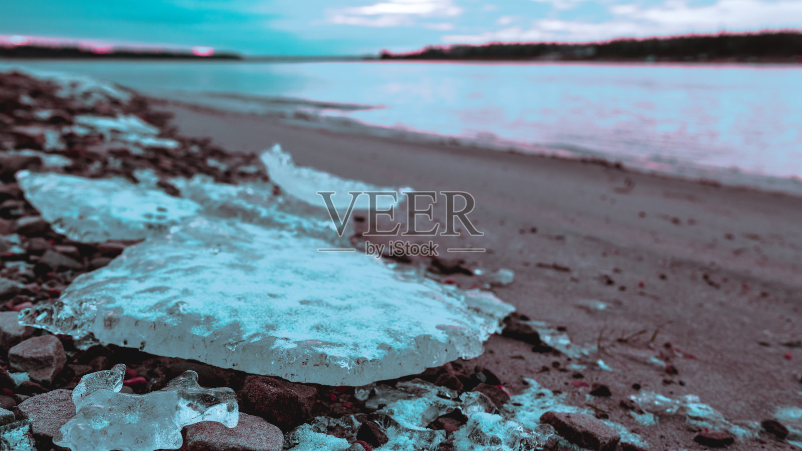 雅库特的Vilyui河沿岸的沙滩上是第一个冰的小冰川。网络朋客处理照片摄影图片