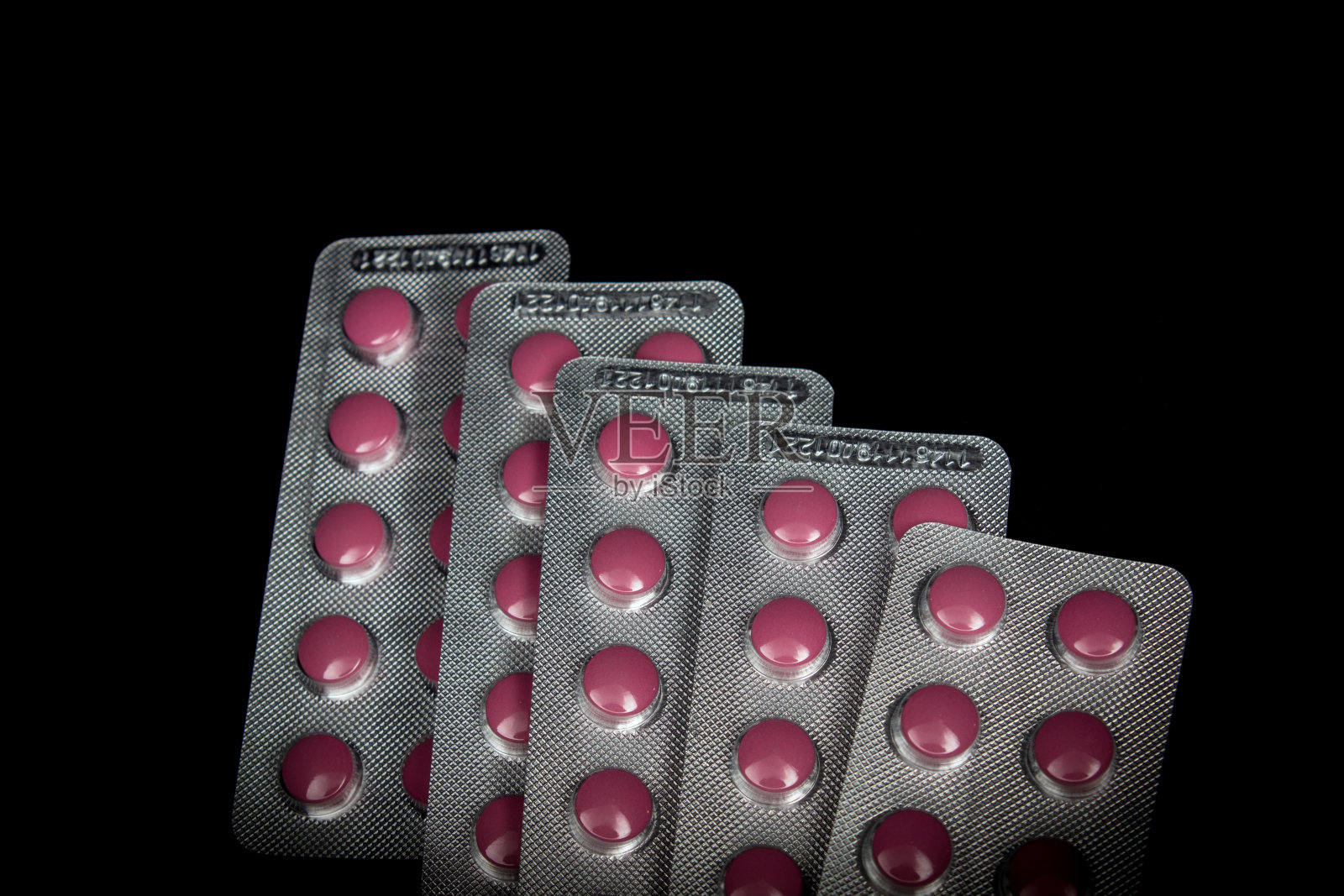 水泡有红色药片照片摄影图片