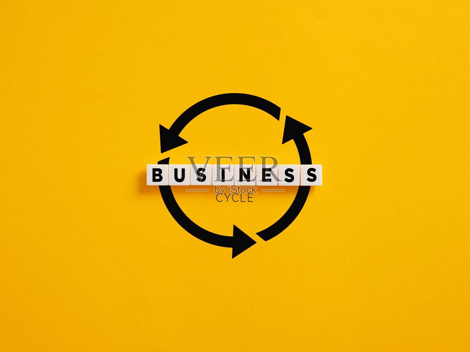 商业周期概念在白色字母块在黄色背景。照片摄影图片