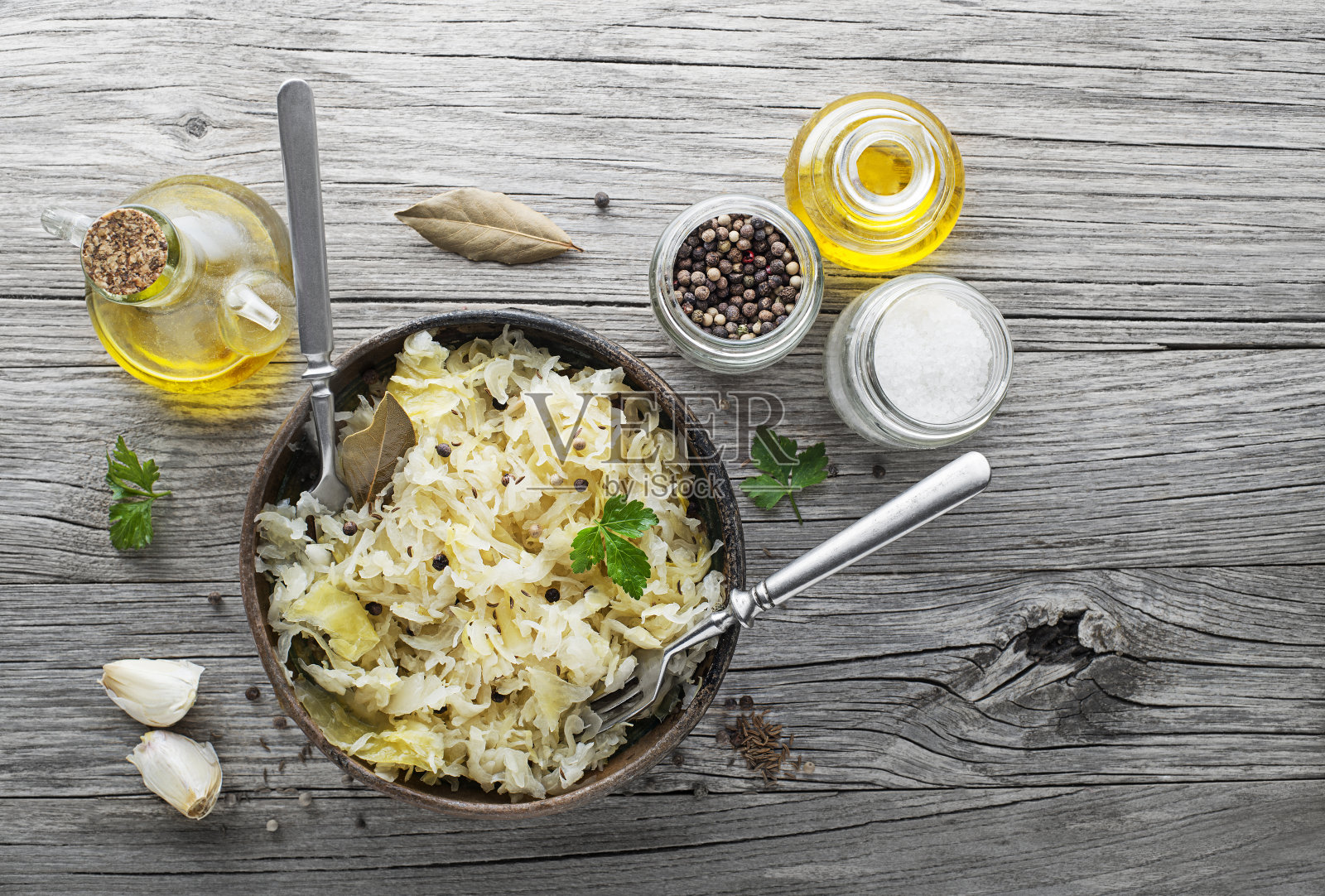 德国酸菜配黑胡椒和欧芹照片摄影图片