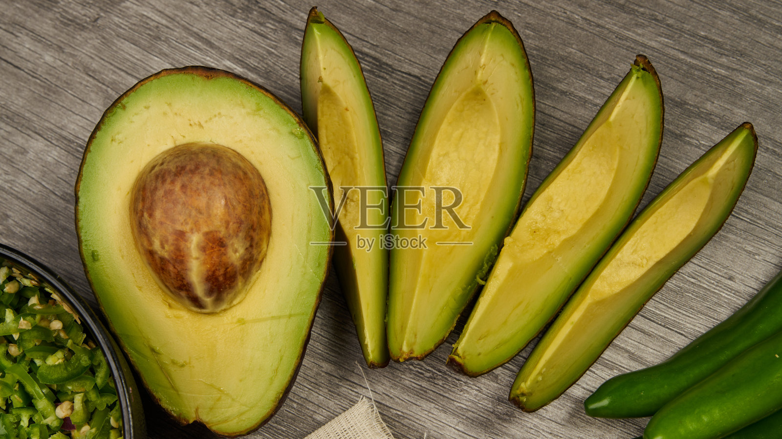 把蔬菜切碎，准备虾汤照片摄影图片