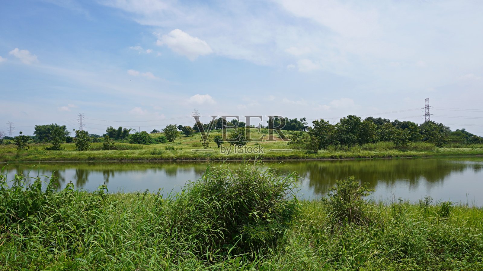 乡村湖山景观。美丽的自然风光在热带气候的夏季照片摄影图片