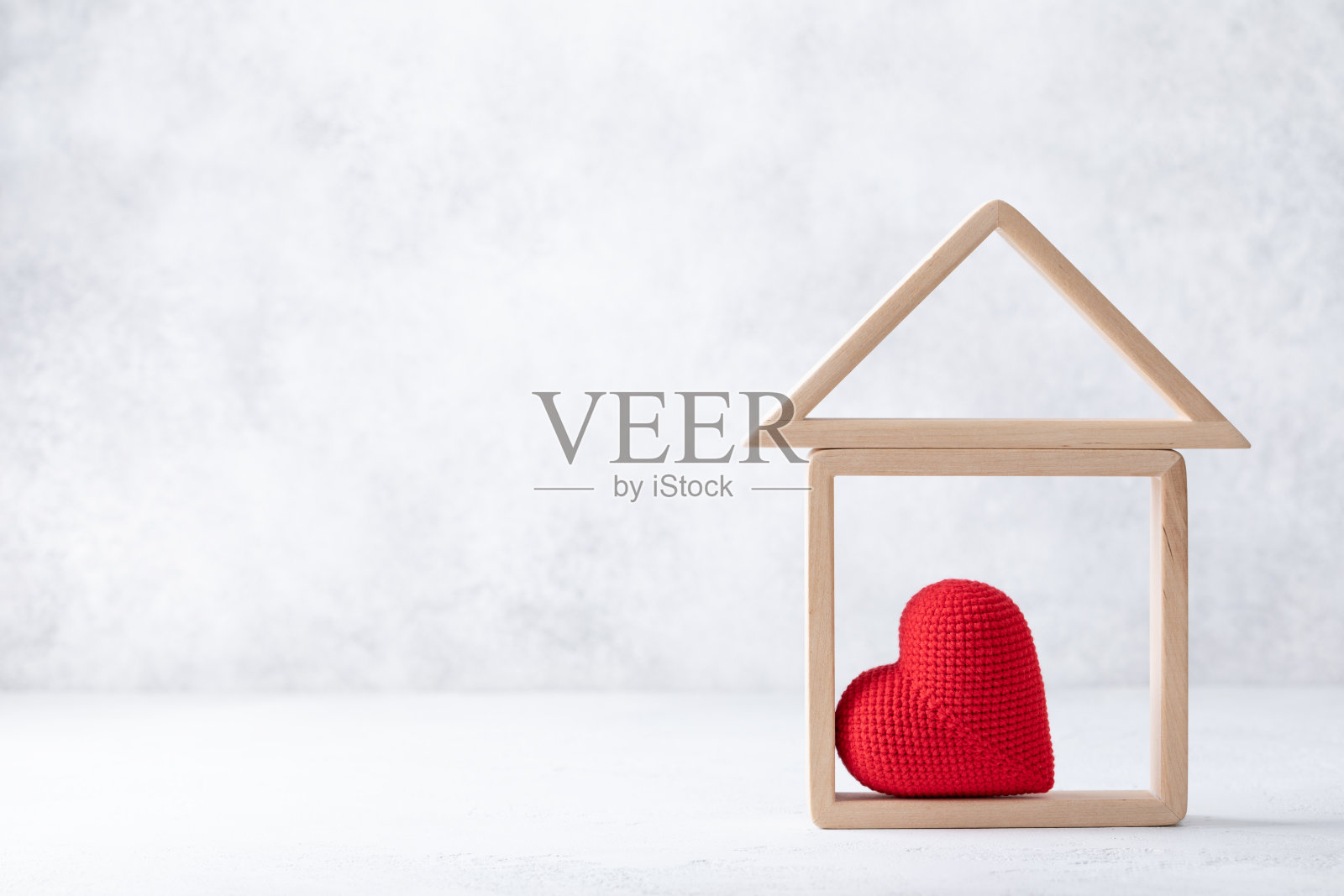 木制小房子模型，红心代表幸福家庭。房地产，甜蜜家园，投资，抵押和购买新物业概念。照片摄影图片