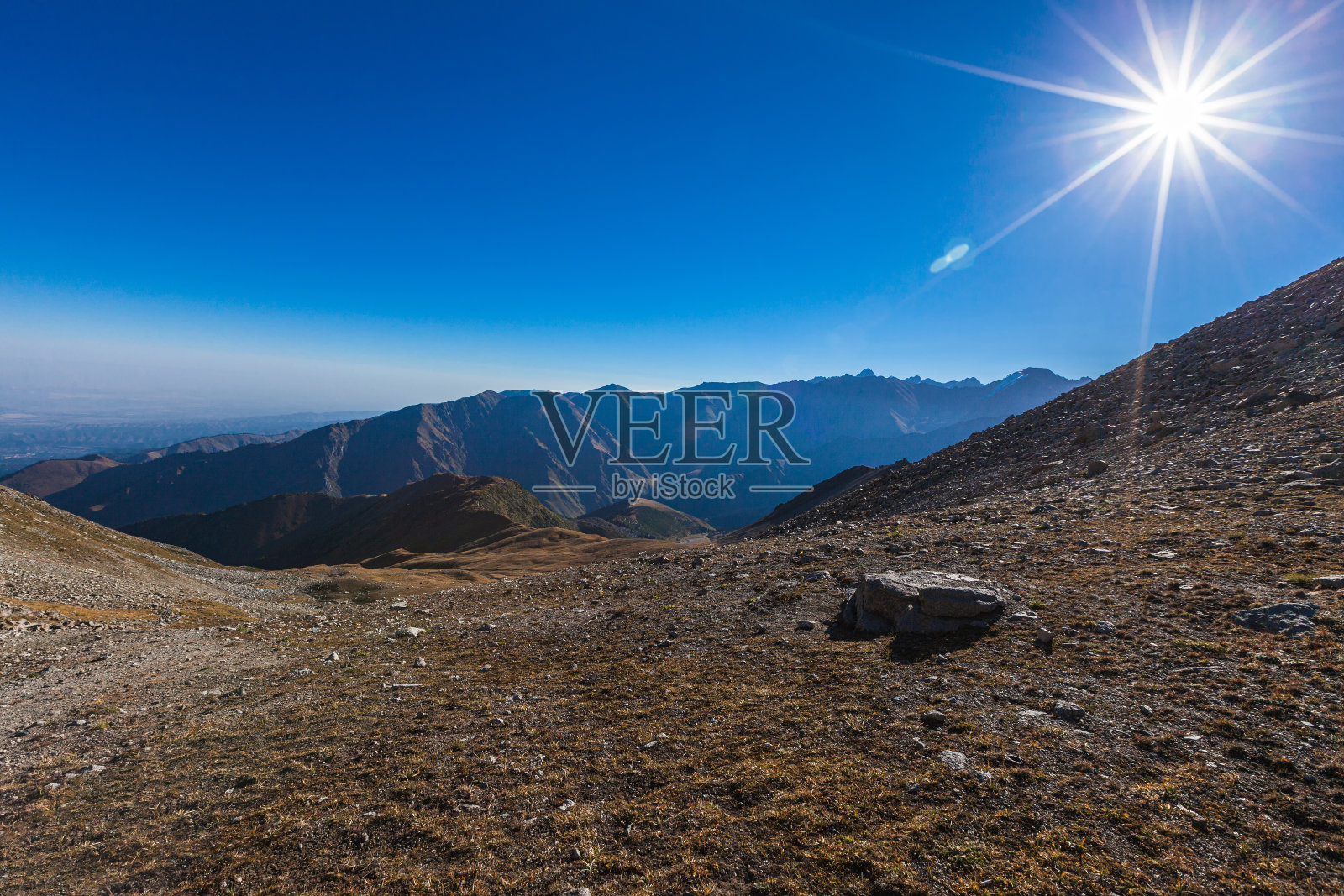 大阿拉木图峡谷中明媚的阳光从大阿拉木图峰下的山口照射过来照片摄影图片