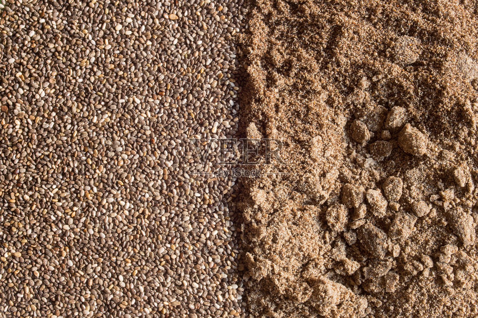 在分割屏幕上的整个和地面奇亚籽的特写。照片摄影图片