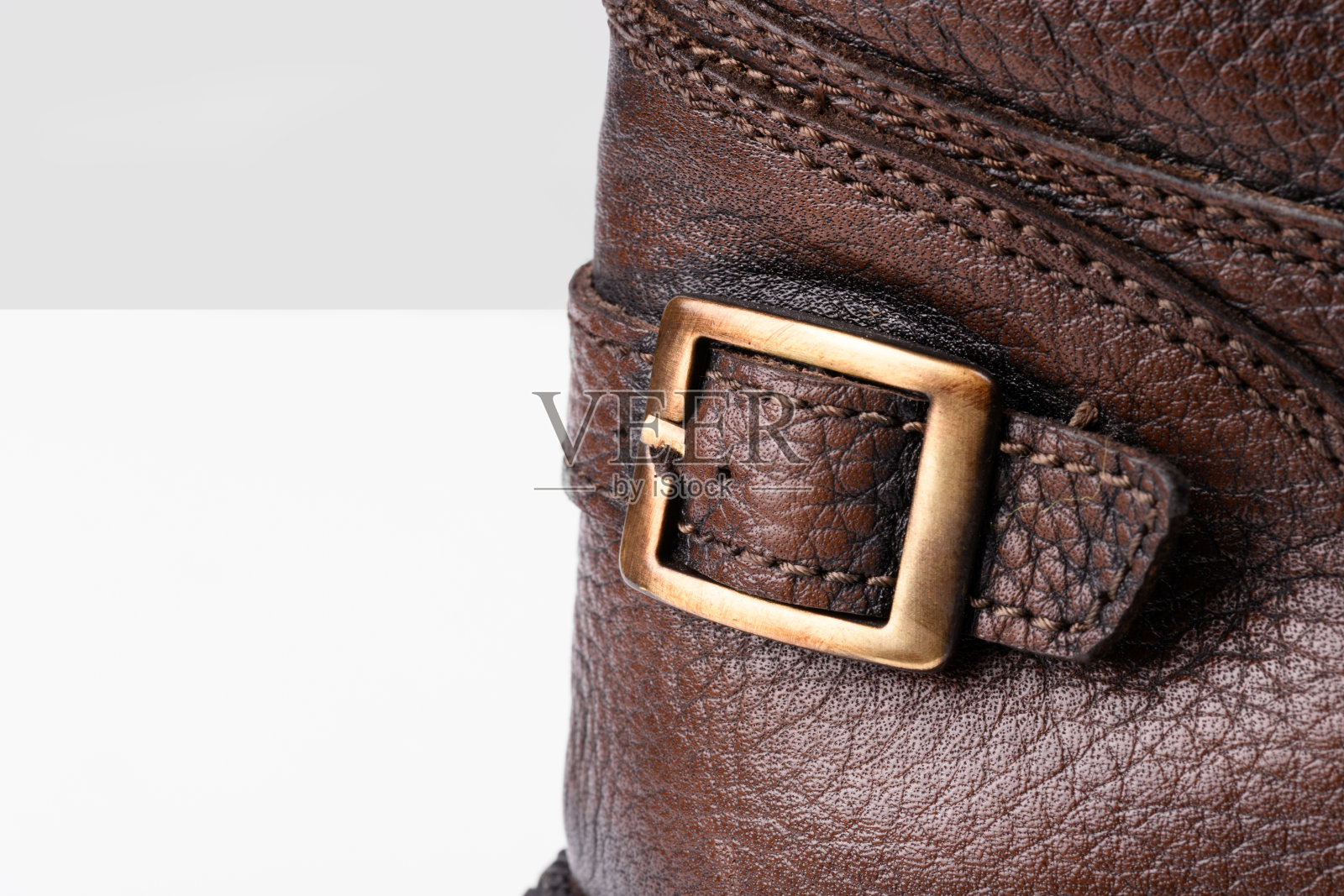 白色背景上的一个秀扣的特写镜头。照片摄影图片