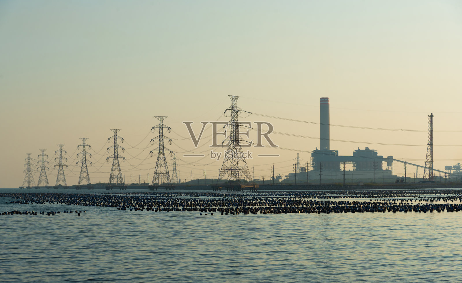 来自火力发电厂的高压电杆照片摄影图片