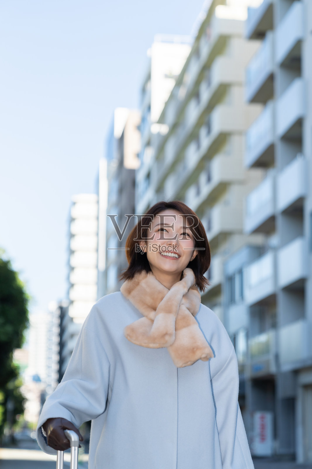 穿着外套的迷人亚洲女人，旅行照片摄影图片