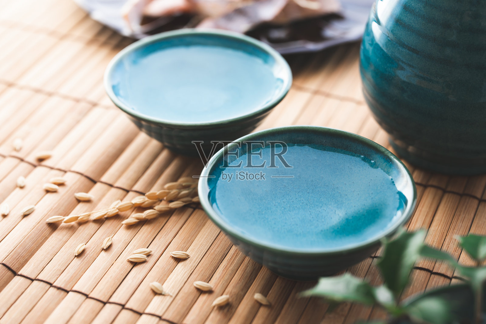 日本清酒和清酒杯照片摄影图片