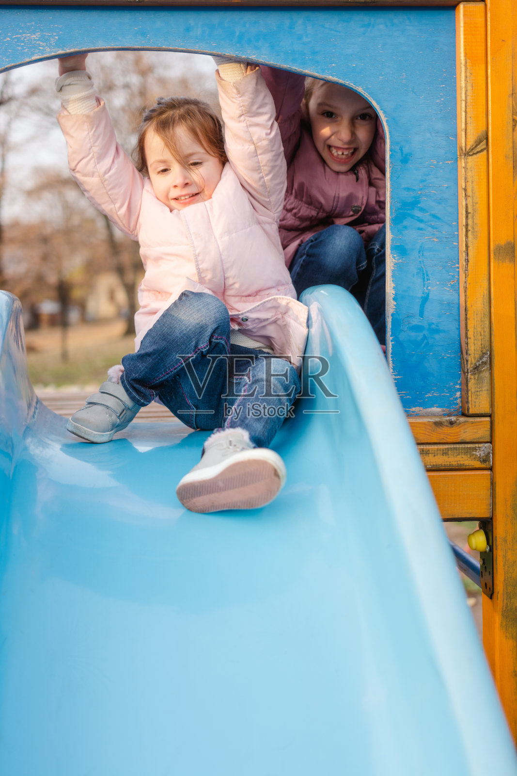 小女孩在操场上滑行时玩得很开心照片摄影图片