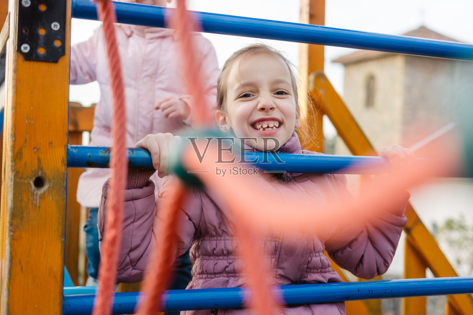 小孩爬上操场上的梯子照片摄影图片