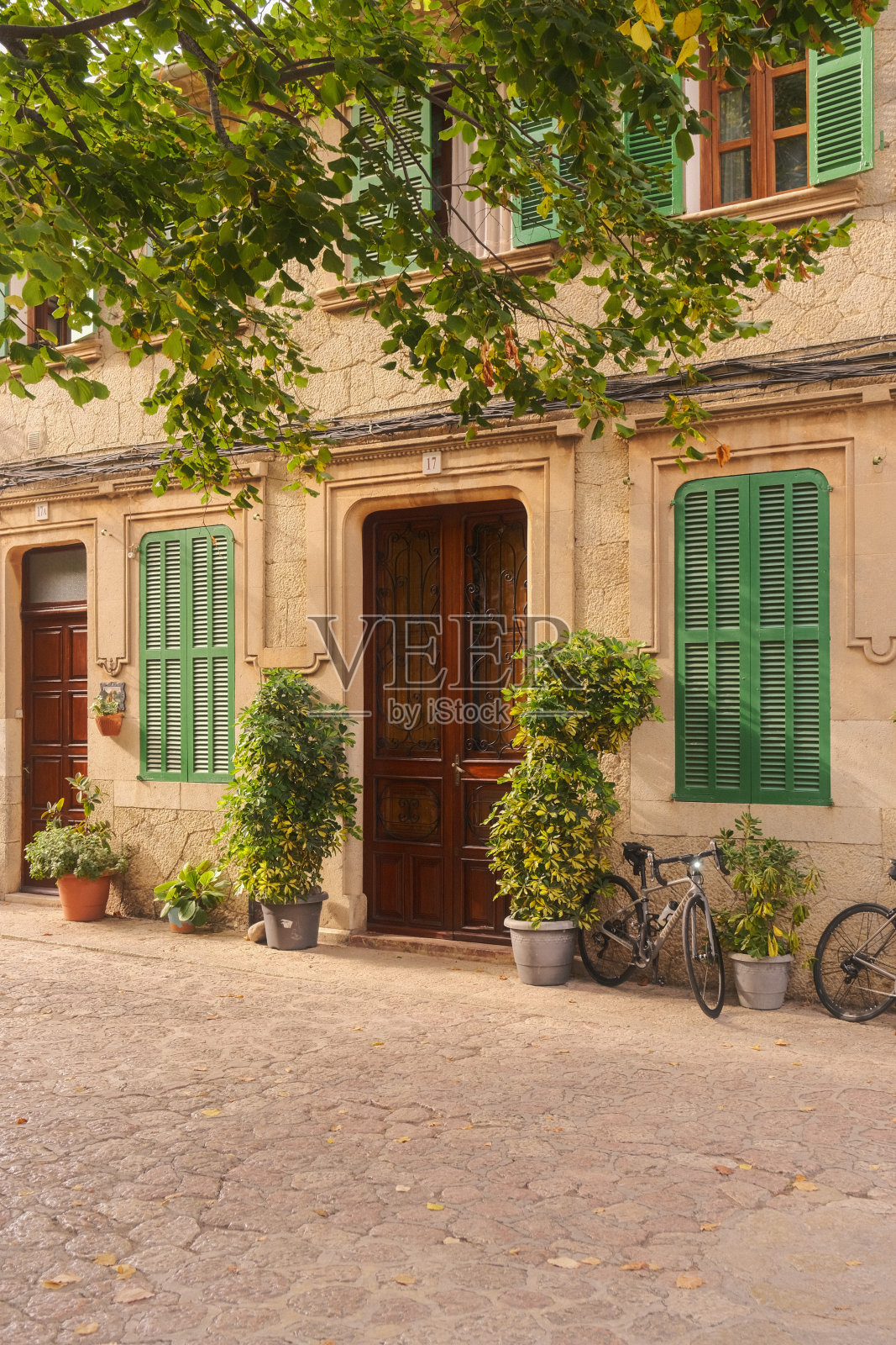 西班牙巴利阿里岛马略卡岛的Valldemosa老城。照片摄影图片