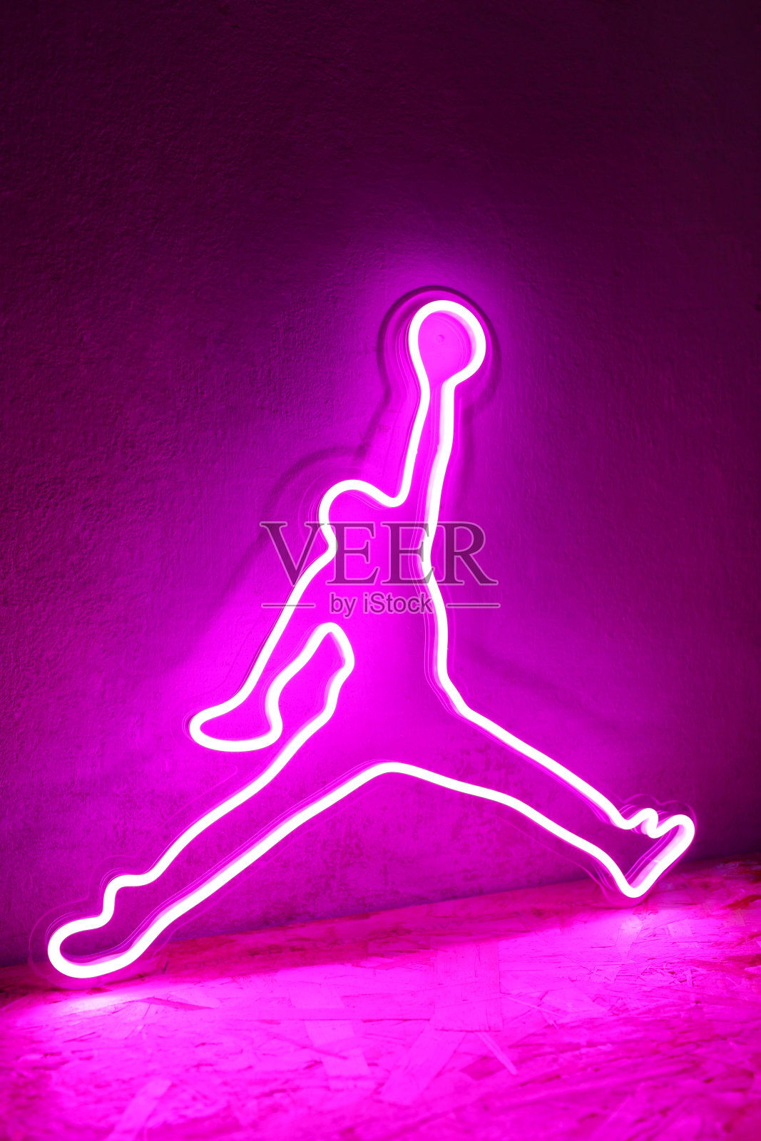 粉色霓虹灯乔丹。时尚的风格。照片摄影图片