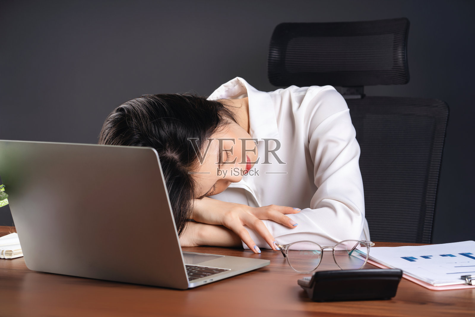 年轻的亚洲女商人在办公室工作的形象照片摄影图片