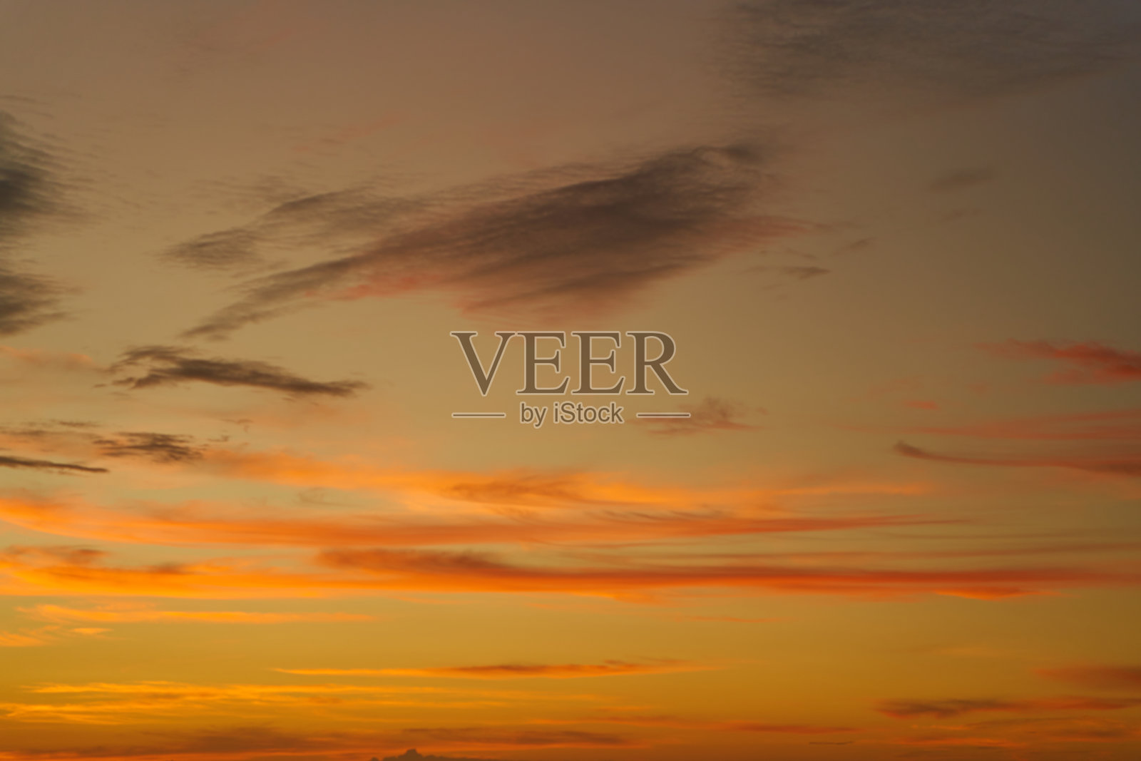 令人难以置信的色彩日落天空与棉花糖云在海洋照片摄影图片