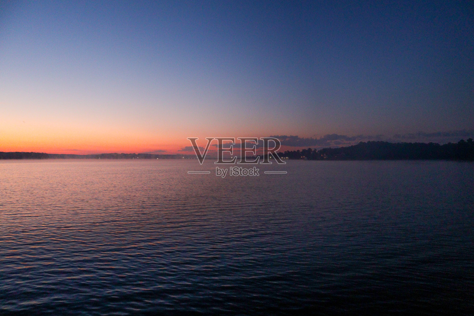 日出前平静湖照片摄影图片