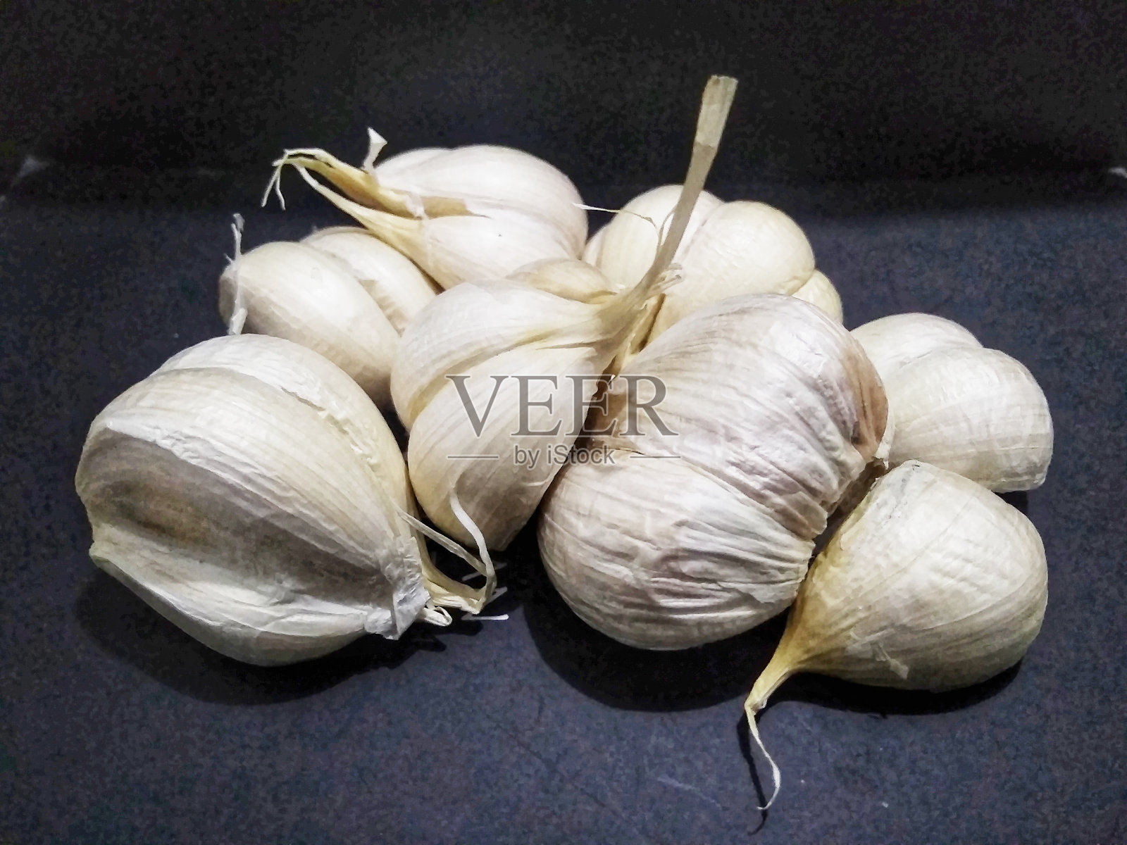 大蒜在黑色背景照片摄影图片