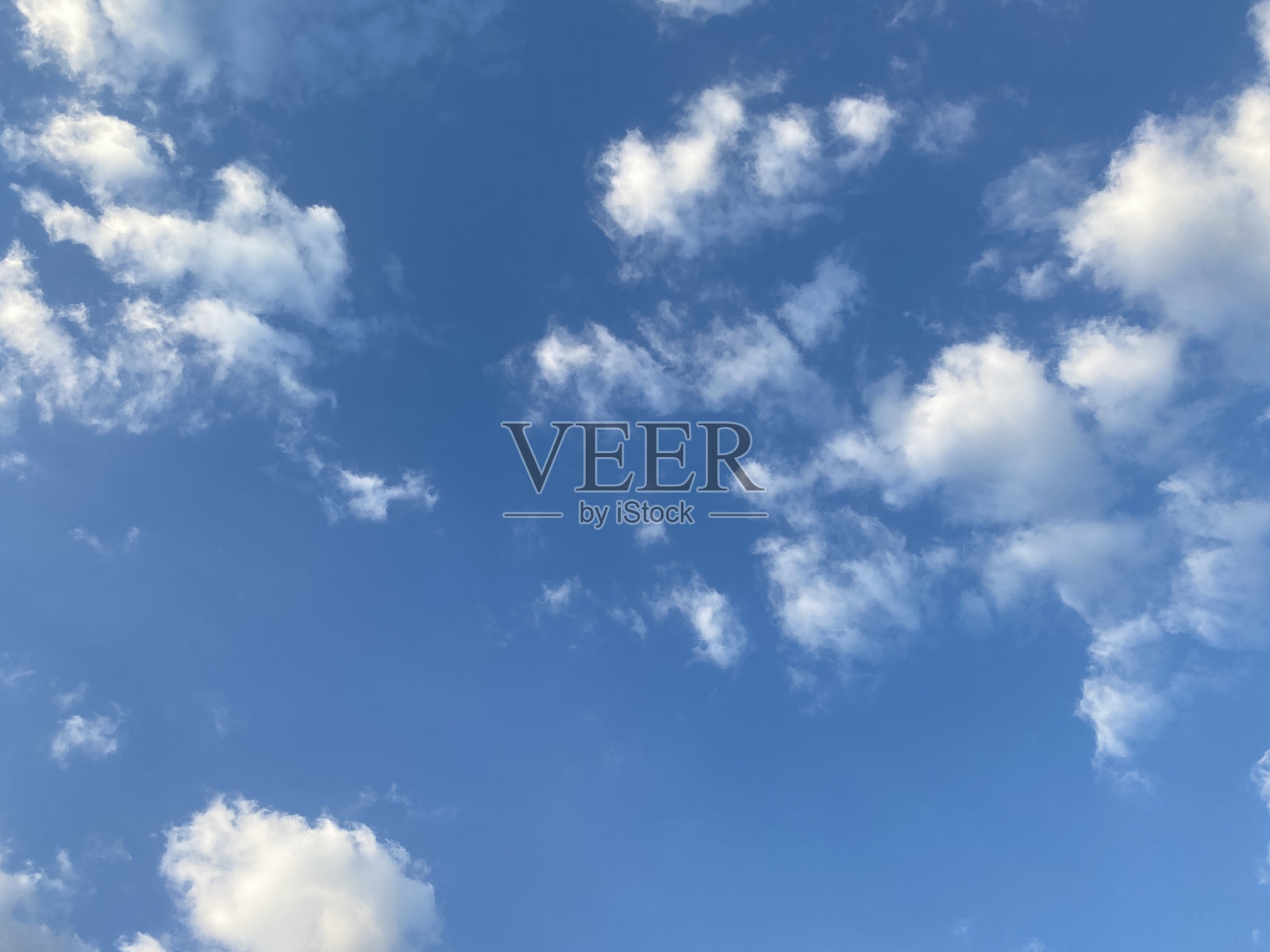 白云以蓝天为背景复制空间。照片摄影图片