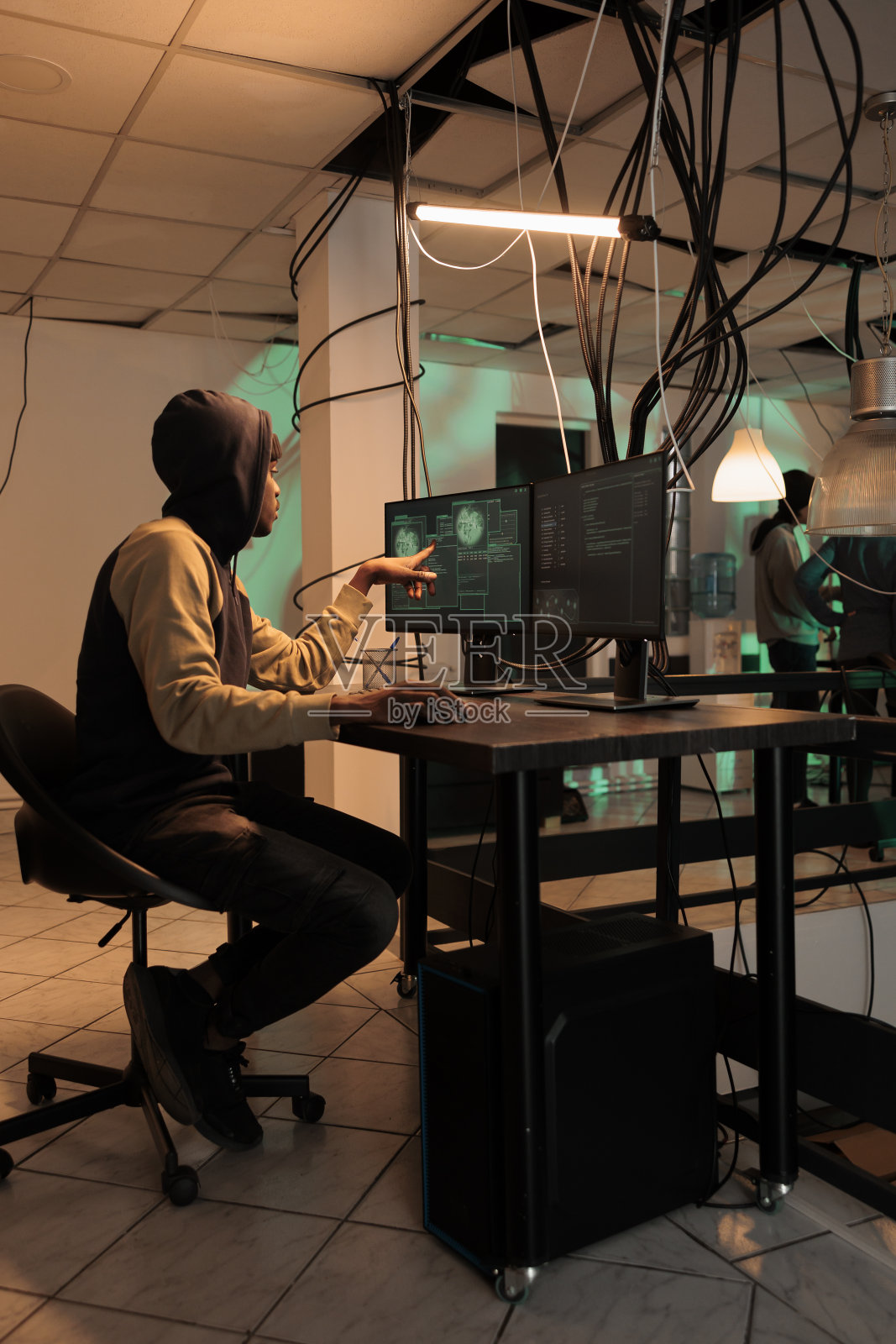 网络安全，加密专家修复数据库网络攻击照片摄影图片