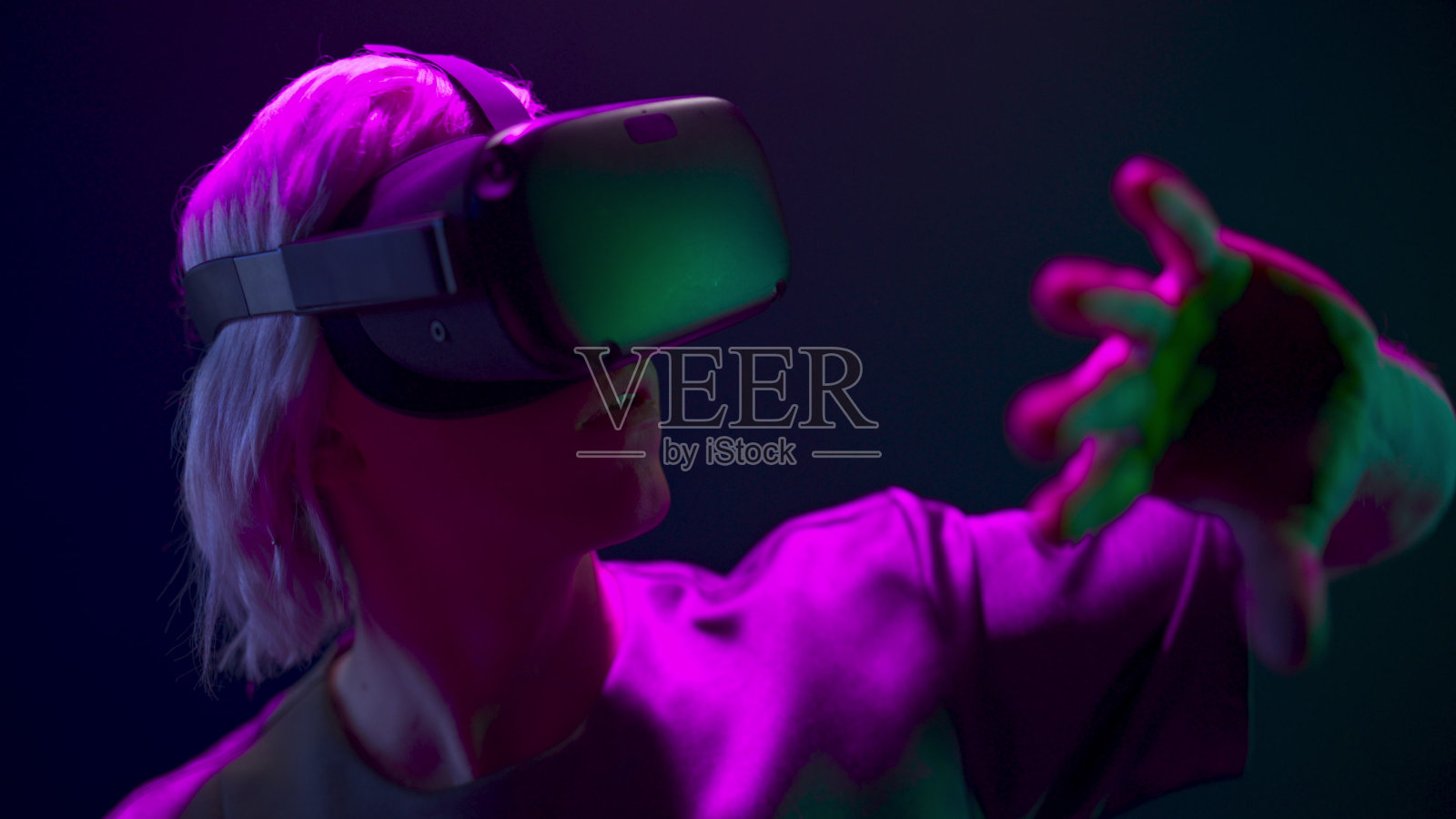 特写男子的手触摸虚拟互联网连接空间。未来的概念照片摄影图片