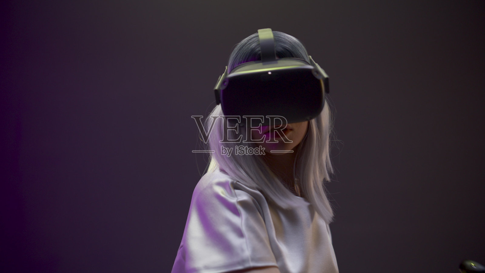 近距离的活跃玩家测试VR技术。未来眼镜少年玩照片摄影图片