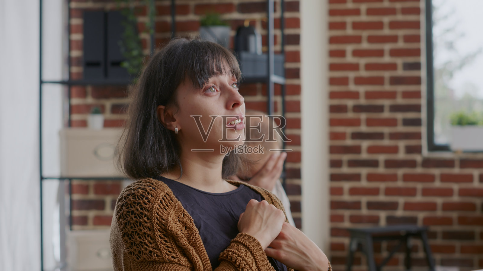 近距离的妇女哭泣和分享故事的酒精成瘾在团体治疗照片摄影图片