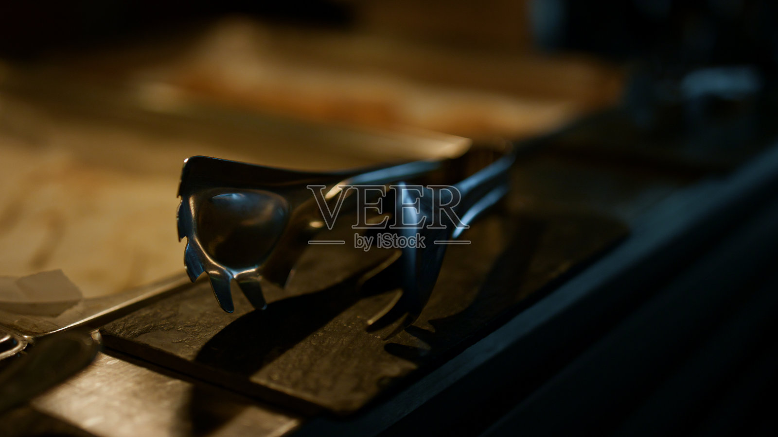 现代餐厅餐具设置豪华午餐特写。餐饮的概念照片摄影图片