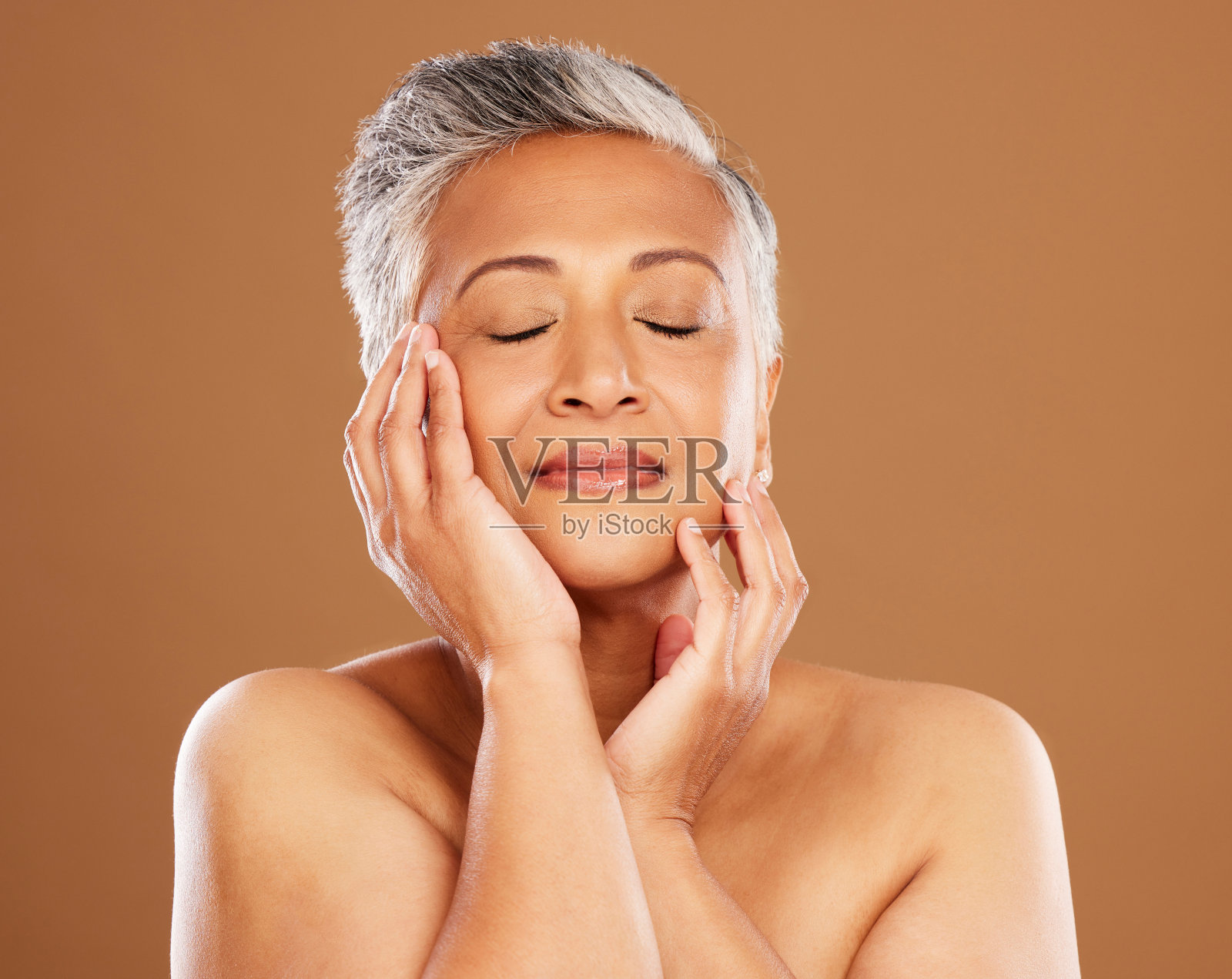 美容、自我护理和老年女性的护肤治疗，健康容光焕发，抗衰老和身体健康。皮肤病学、化妆品和放松审美的老年模特面部与自然的面部妆容照片摄影图片